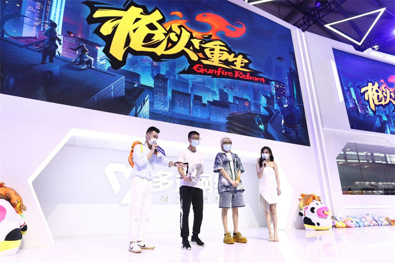 【图4 女战神梧桐来到现场参加《枪火重生》水友赛】.jpg